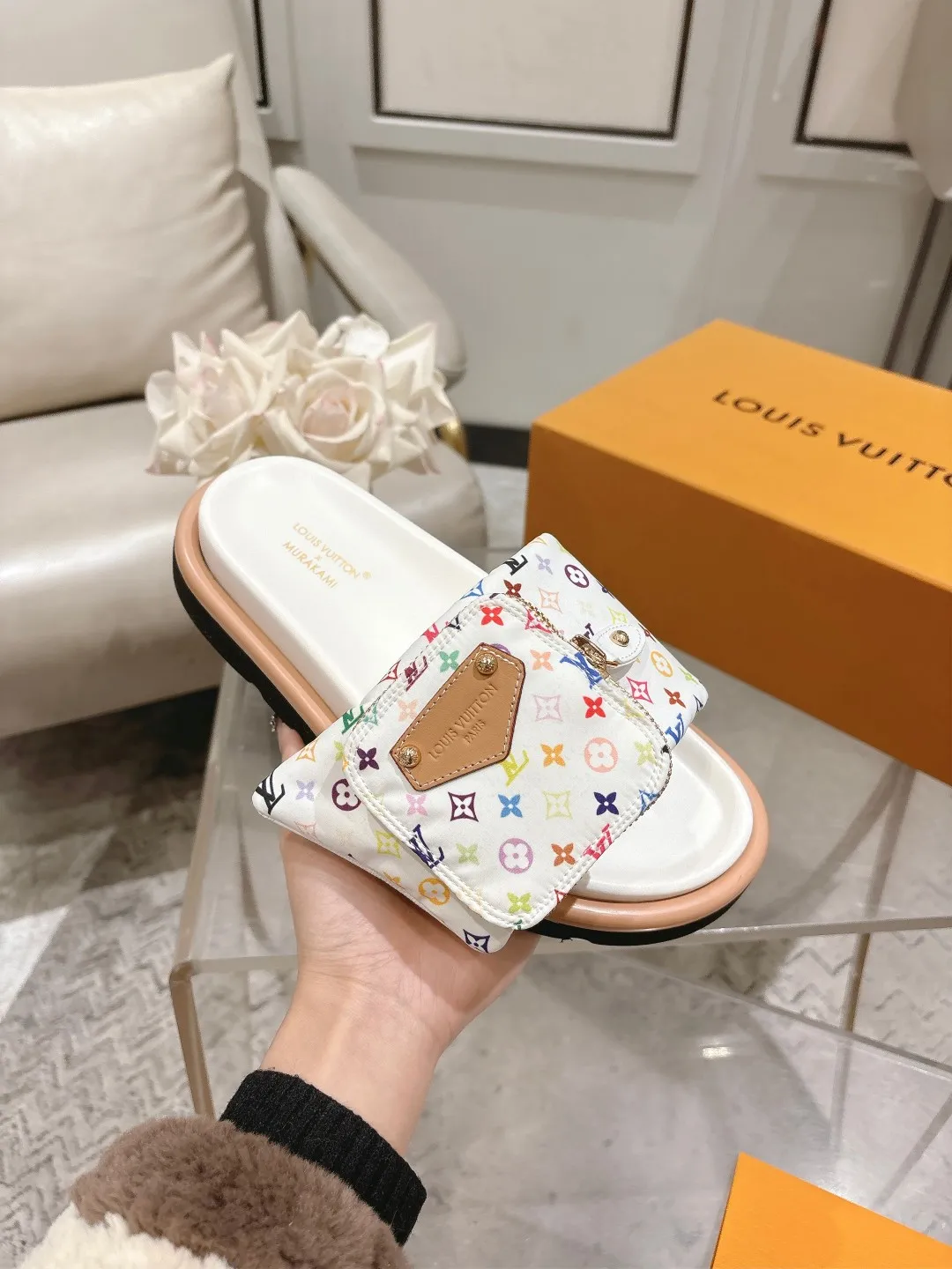 👟👟Ex-factory price 400👟👟 Lvjia brand | ²⁰²5 𝐬𝐬 💛2025 early spring’s latest popular Velcro series...thick-soled slippers for couples, new rare items purchased on behalf of agents💫 🍒This style is the favorite of celebrities🌟big internet celebrities. A simple and elegant sandal. A good style that you can’t take your eyes off at first sight! The thick sole has the effect of increasing the height of the feet. It has the function of elongating the legs immediately. It is exquisite and low-key luxury✔️ No matter it is paired with skirts or trousers, it is super aura🛍 ━━━━━ ЅᏇєєt ━━━━━ ▪️Upper: LV old floral fabric ▪️Outsole: original molded outsole ▪️Shoe size: 35-45